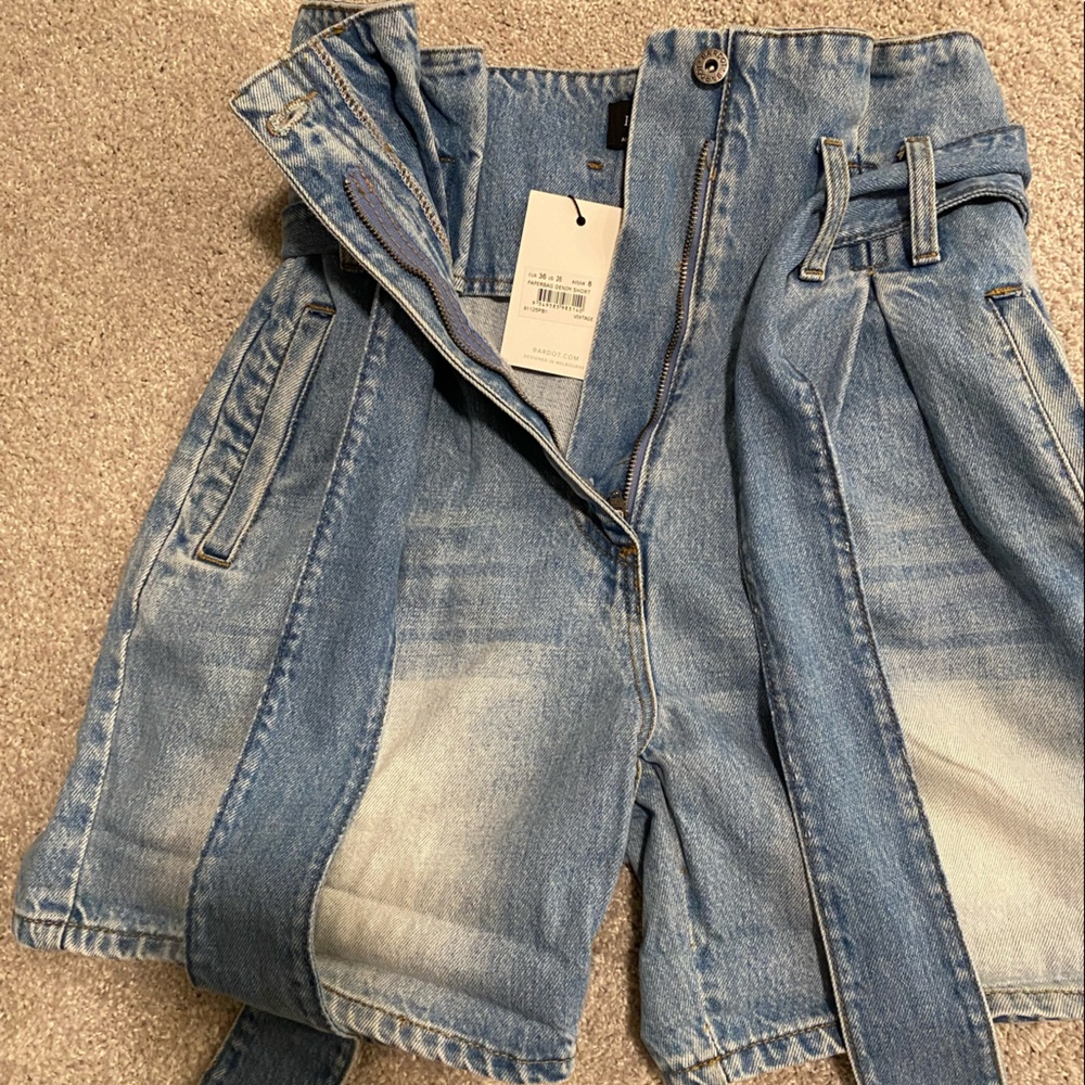 BARDOT sz 26 paperbag high waist jean shorts with jean belt.